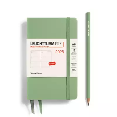 PLANER TYGODNIOWY POZIOMY LEUCHTTURM1917 POCKET (A6) 2025 SAGE (SZAŁWIOWY)