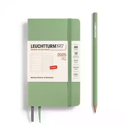 PLANER TYGODNIOWY Z NOTATNIKIEM LEUCHTTURM1917 W MIĘKKIEJ OPRAWIE POCKET (A6) 2025 SAGE (SZAŁWIOWY)
