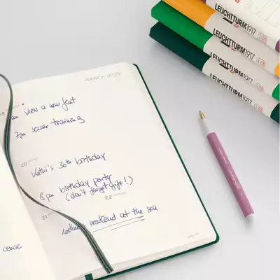PLANER TYGODNIOWY POZIOMY LEUCHTTURM1917 18 MIESIĘCY MEDIUM (A5) 2025/2026 FOREST GREEN
